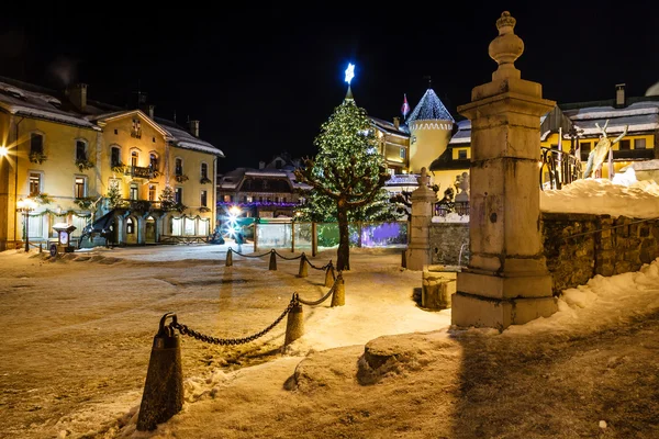 Verlichte centrale plein van megeve op kerstavond, Franse al — Stockfoto