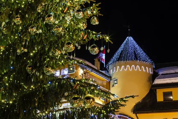 Verlichte en gedecoreerde kerstboom op het centrale plein van mij — Stockfoto