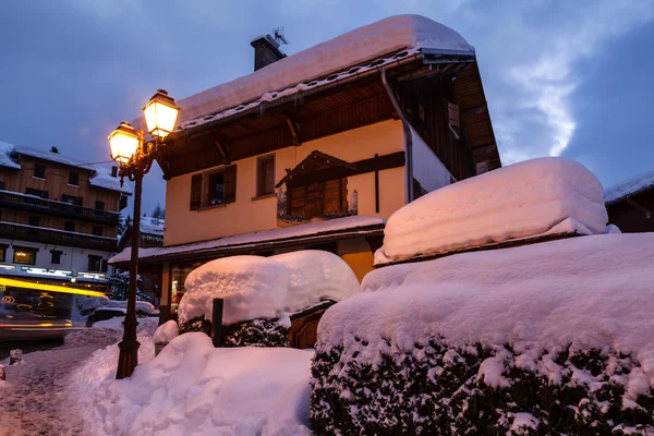 Calle iluminada de Megeve en Nochebuena, Alpes franceses, Fran — Foto de Stock