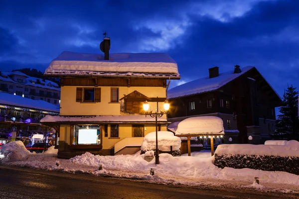 Rua iluminada de Megeve na véspera de Natal, Alpes franceses, Fran — Fotografia de Stock
