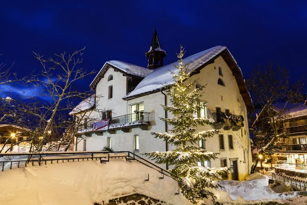 Vesnice megeve o Vánocích svítí v noci, francouzský — Stock fotografie