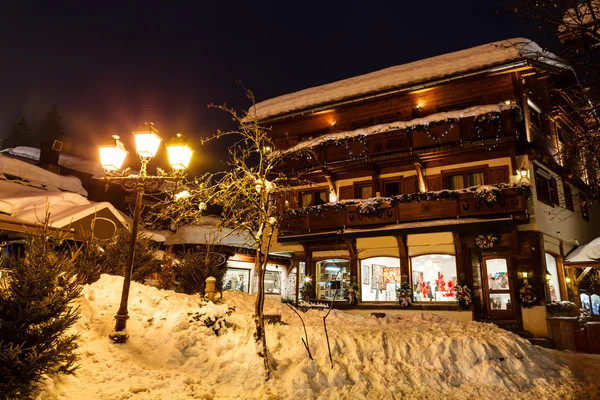 Verlichte straat van megeve op kerstavond, Franse Alpen, fran — Stockfoto