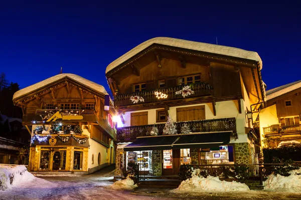 Osvětlené ulice megeve na Štědrý večer, francouzské Alpy, fr — Stock fotografie