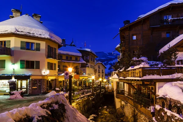 Osvětlené ulice megeve na Štědrý večer, francouzské Alpy, fr — Stock fotografie