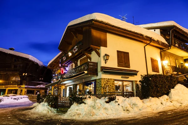 Verlichte straat van megeve tijdens de kerstnacht, Franse Alpen, fr — Stockfoto