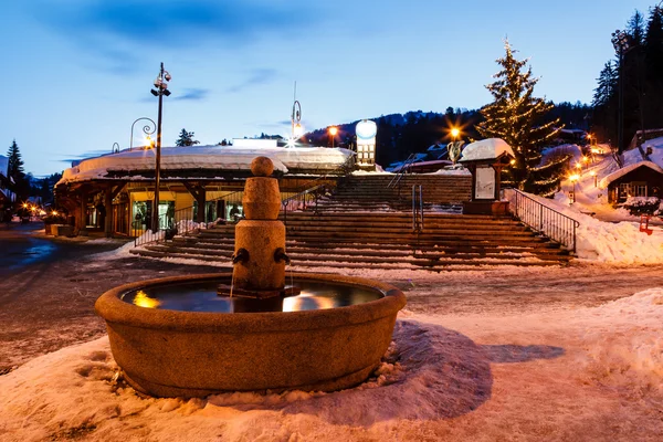 Fonte bonita em Megeve na manhã, Alpes franceses — Fotografia de Stock