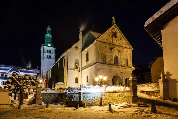 Igreja medieval iluminada no centro de Megeve, Alpes franceses — Fotografia de Stock