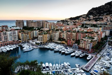 Fontvieille ve Monaco Limanı 'nda Lüks Yatlarla Havadan Görünüm,