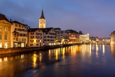 Işıklı Aziz peter Kilisesi ve limmat Nehri yasağı boyunca evleri