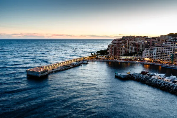 Luftaufnahme von Fontvieille und dem Hafen von Monaco mit Luxusjachten, — Stockfoto