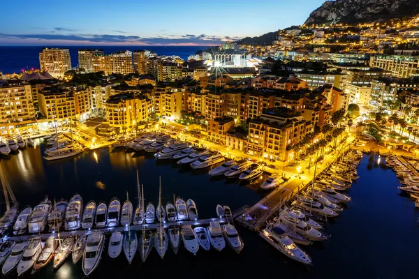 Vista aérea de Fontvieille y el puerto de Mónaco con yates de lujo, — Foto de Stock