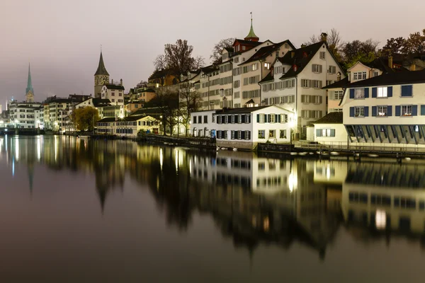 Zürih siluetinin ve nehir limmat gece, İsviçre — Stok fotoğraf