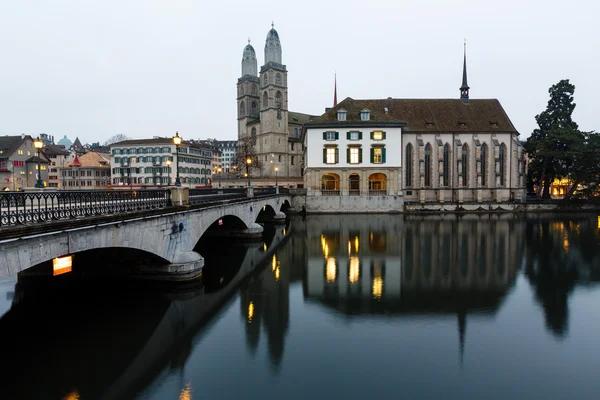 Visa på tvillingtorn kyrkan och Zürichs centrum på kvällen, — Stockfoto