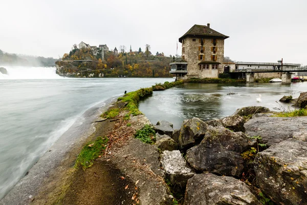 A Rhinefall, a legnagyobb vízesés Európában, Schaffha képe — Stock Fotó
