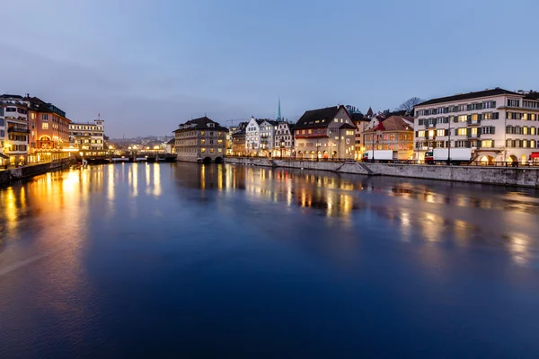 Ayuntamiento iluminado y ribera del río Limmat por la noche, Zuric — Foto de Stock