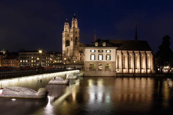 Vista sobre la iglesia de Grossmunster y el puente Munsterbrucke en el Even — Foto de Stock