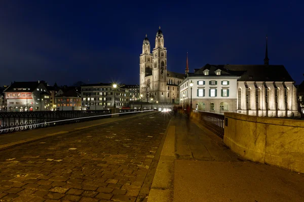 Prohlédni na grossmunster církve a munsterbrucke most v případě — Stock fotografie