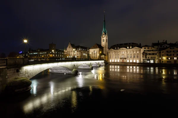 Megvilágított Fraumunster-templom és a Limmat folyó, Zürich, Switz — Stock Fotó