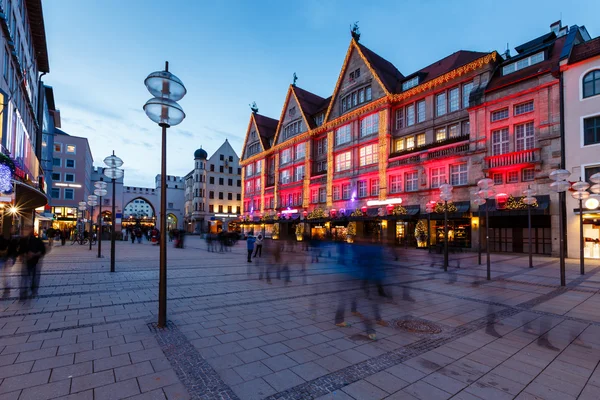 Iluminado Neuhauser Street y Karlsplatz Gate en Munich en th — Foto de Stock