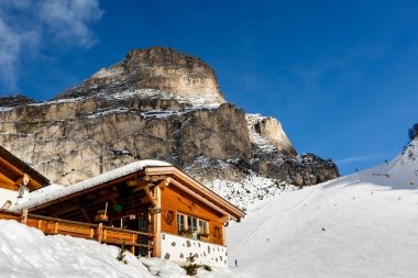 Colfosco, alta b Kayak tesisi dağlarda Restoran