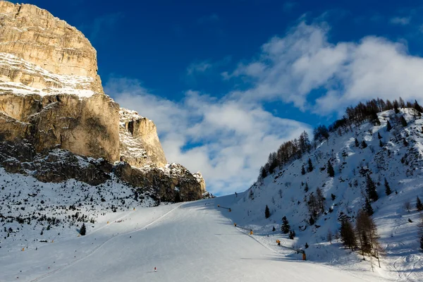 边坡上的 colfosco、 阿尔塔巴迪亚、 白云岩 al 滑雪度假村 — 图库照片