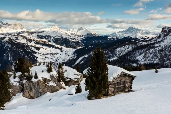 Haus im Campolongo-Tal in der Nähe des Skiortes Araba, d — Stockfoto