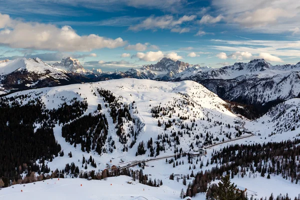 Passo campolongo dolinie w pobliżu kurorcie narciarskim arabba, Dolomity — Zdjęcie stockowe