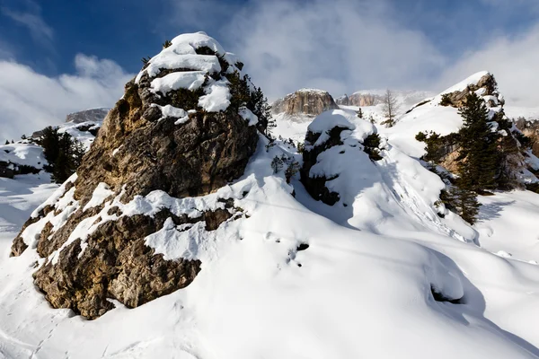 Kalliovuoret hiihtokeskuksessa Arabba, Dolomiitit Alpit , — kuvapankkivalokuva