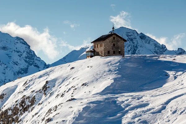 Dom w passo campolongo dolinie w pobliżu kurorcie narciarskim arabba, d — Zdjęcie stockowe