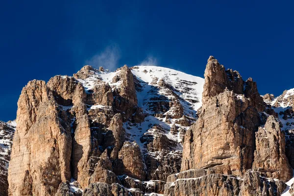 Passo pordoi szczyt w pobliżu ośrodka narciarskiego canazei, Dolomitach, to — Zdjęcie stockowe