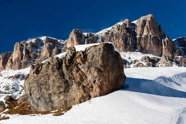 Passo pordoi vrchol poblíž lyžařském rezortu canazei, Alpy Dolomity, to — Stock fotografie