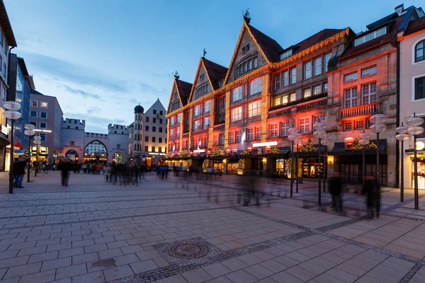 Verlichte neuhauser street en karlsplatz poort in München op th — Stockfoto