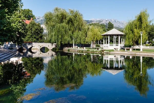 Malerische Landschaft, Steinbrücke, Pavillon, Fluss und Weiden, — Stockfoto