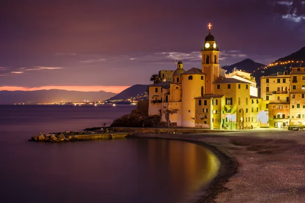Eglise sur la plage à Camogli près de Gênes, Ligurie, Italie — Photo