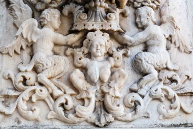 taç giyme töreni bakire kısma milan cathedr çatısında