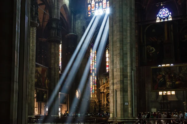 Světelný paprsek uvnitř milánské katedrály, Itálie — Stock fotografie