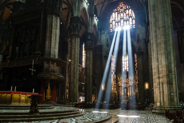 Le faisceau lumineux de la lumière à l'intérieur de la cathédrale de Milan, Italie — Photo