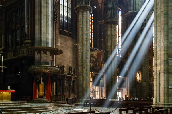 이탈리아 밀라노 대성당 내부의 밝은 빛 — 스톡 사진