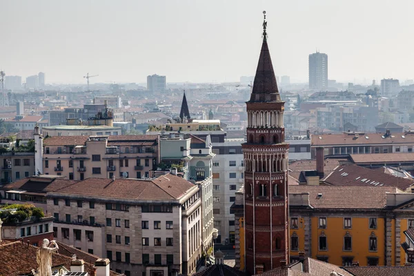 Luchtfoto op Milaan vanaf het dak van cathedral, Italië — Stockfoto