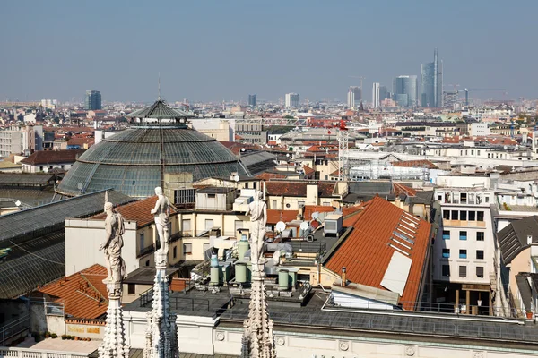 Flygfoto på Milano från taket av katedralen, Italien — Stockfoto