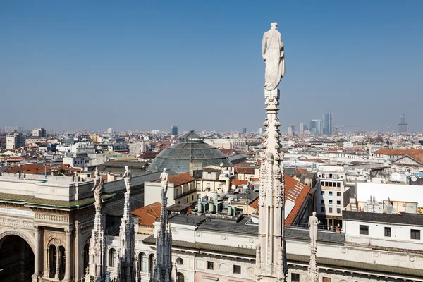 Letecký pohled na milan ze střechy katedrály, Itálie — Stock fotografie