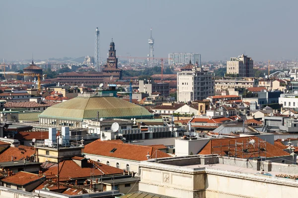 Luchtfoto op Milaan vanaf het dak van cathedral, Italië — Stockfoto