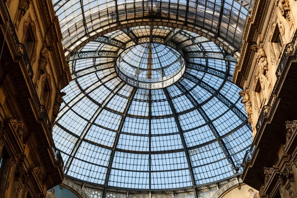 Cúpula de cristal interior de la Galleria Vittorio Emanuele II Shoping — Foto de Stock