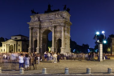 Arch barış sempione Parkı'nda gece, milan, İtalya