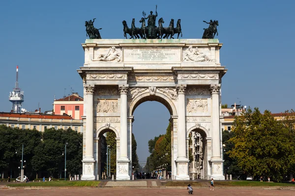 Oblouk míru v parku sempione, milan, Lombardie, Itálie — Stock fotografie