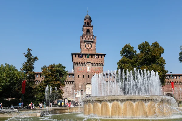 Den fontän och slottet sforzesco-slottet i Milano, Lombardiet, Italien — Stockfoto