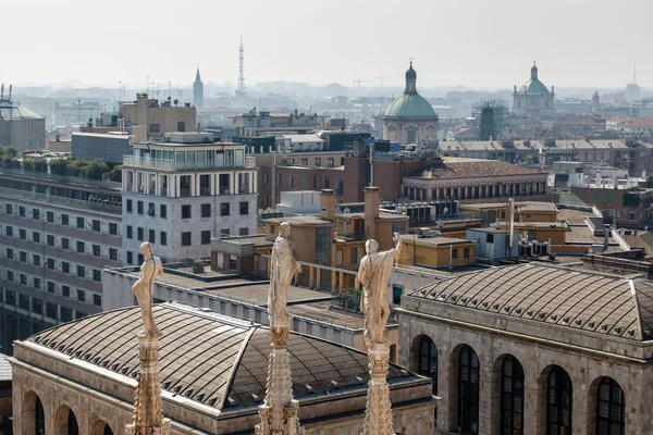 Flygfoto på Milano från taket av katedralen, Italien — Stockfoto