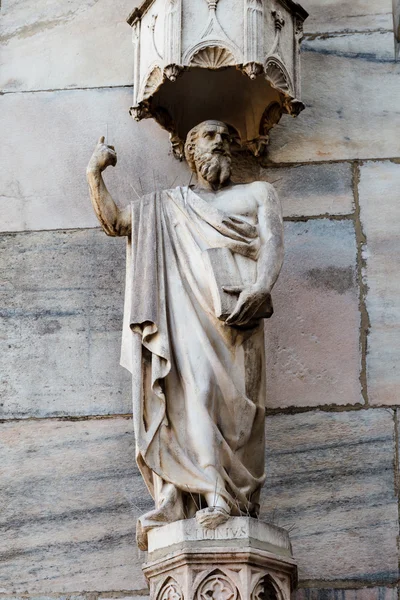 Skulptur på taket till Milanos katedral, Lombardiet, Italien — Stockfoto