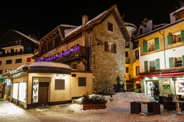 megeve Noel arifesinde ışıklı cadde Fransız alps, fran