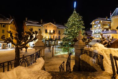 megeve Noel arifesinde, Fransız al, ışıklı merkezi kare